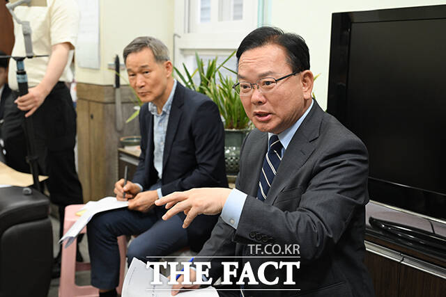 김부겸 더불어민주당 대구시장 후보가 20일 오후 대구 달서구 성서아울렛타운에서 상인회 관계자들과 간담회를 갖고 있다. /대구=박헌우 기자