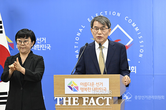 노 위원장이 선거 준비 상황을 설명하고 있다.