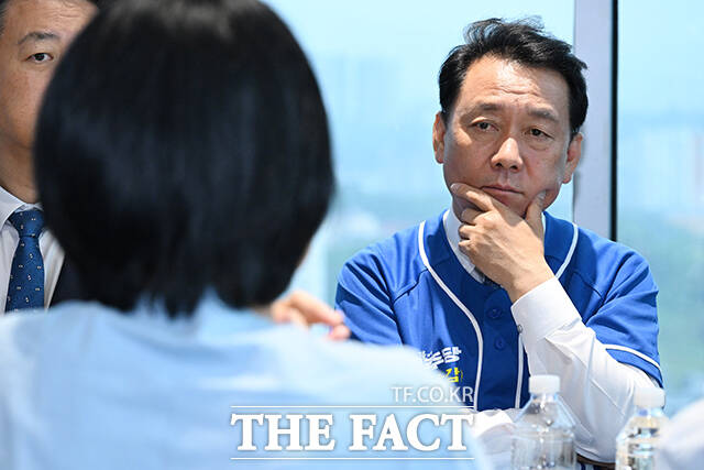 이광재 더불어민주당 경기 하남 갑 국회의원 후보가 20일 오전 경기 하남시 한 아파트 단지에서 열린 ‘감일총연 주관 학부모 교육간담회’에 참석해 참가자들의 질의를 듣고 있다. /하남=김성렬 기자
