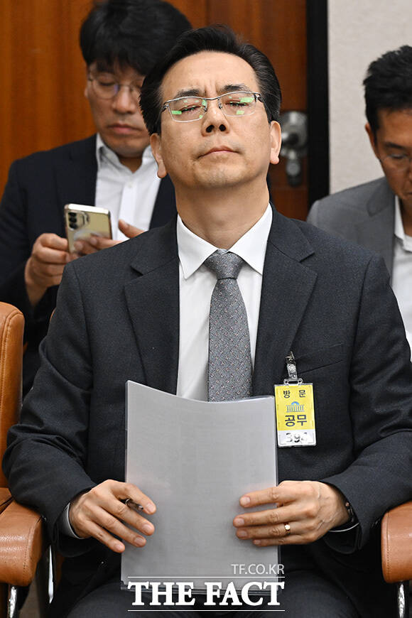 GTX-A 삼성역 구간 철근 누락 관련 현안 질의 출석해 생각에 잠긴 이한우 현대건설 대표이사.