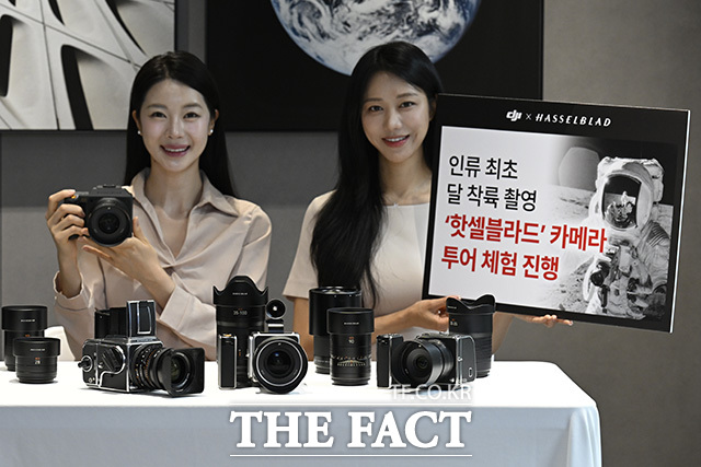 모델들이 핫셀블라드 제품을 소개하고 있다.