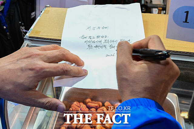시장 상인들과 인사 나누는 송영길 연수갑 후보.