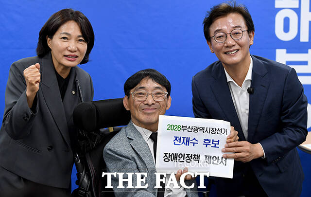 이흥호 부산뇌병변장애인인권협회 회장(가운데)이 전 후보(오른쪽)에게 장애인 정책 제안서를 전달한 뒤 기념사진을 찍고 있다. 왼쪽은 서 의원.