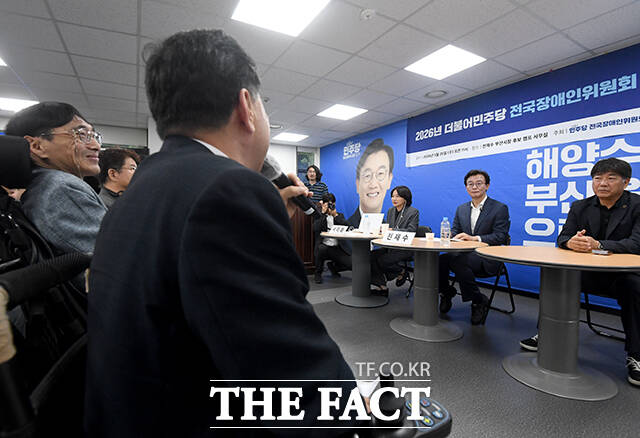 간담회 참석자에게 정책 제안을 듣는 전 후보(오른쪽 두 번째).
