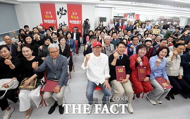 부산 문화예술인들과 기념사진 찍는 박 후보.