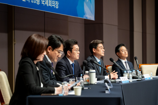 정원오 더불어민주당 서울시장 후보가 관훈토론회에서 스타벅스의 5·18 관련 마케팅 논란을 두고 