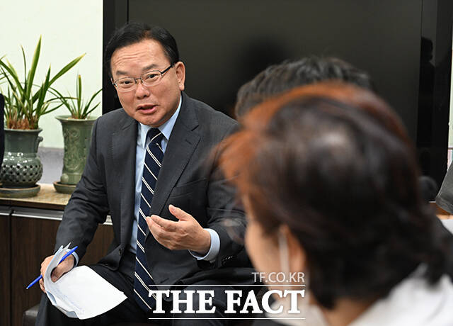 김부겸 더불어민주당 대구시장 후보가 20일 오후 대구 달서구 성서아울렛타운에서 상인회 관계자들과 간담회를 갖고 있다. /대구=박헌우 기자