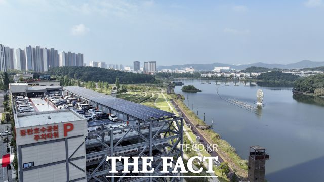 경기도가 지난해 주차 환경 개선사업을 통해 조성한 경기 화성시 동탄호수공원 주차타워. /경기도