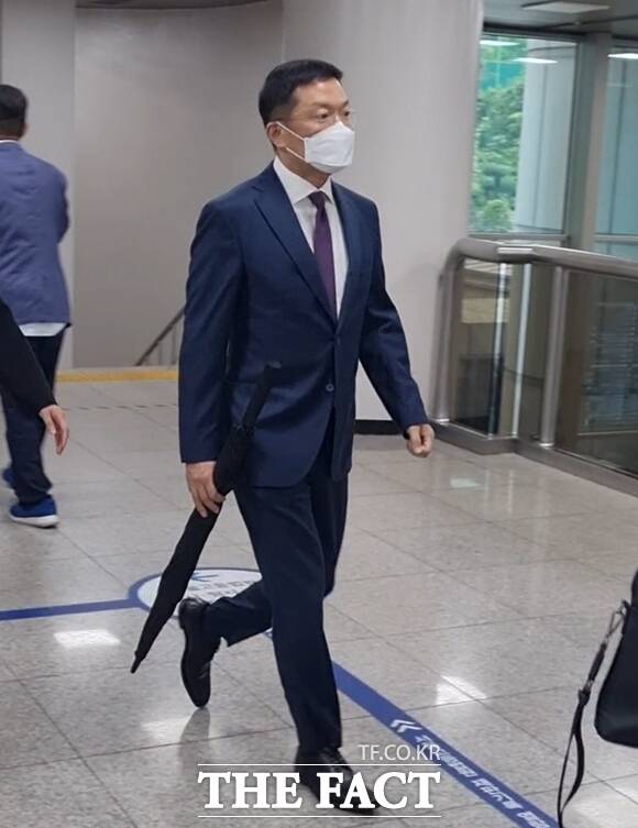 윤관 BRV 대표가 공판을 마치고 차량으로 이동하고 있다. /이성락 기자
