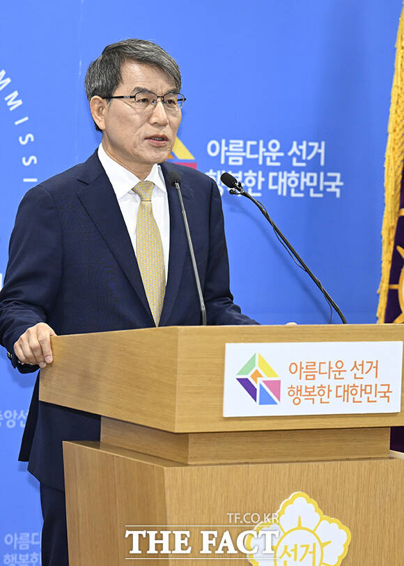 노 위원장이 선거 준비 상황을 설명하고 있다.