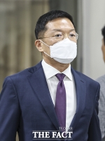  법정 들어서는 윤관 블루런벤처스 대표 [포토]