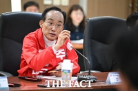  대구 AI 로봇기업 관계자 만난 추경호 후보 [TF사진관]