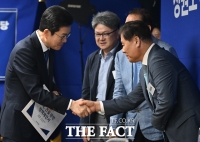  주택 건설 정책제안서 받은 정원오 [포토]