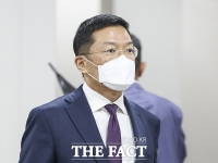  법원 출석하는 윤관 블루런벤처스 대표 [포토]