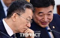  대화 나누는 정성호 장관과 윤호중 장관 [포토]