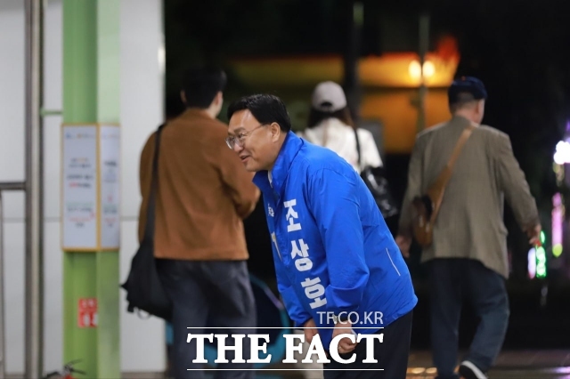 조상호 후보가 21일 오전 0시 조치원역에 마지막으로 도착한 열차 승객들과 택시 기사들을 만나 인사를 나누고 있다. /조상호 캠프