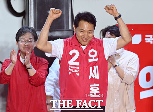 오세훈 국민의힘 서울시장 후보(오른쪽)와 유승민 전 의원이 제9회 전국동시지방선거 공식 선거운동 첫날인 21일 오후 서울 중구 청계광장에서 열린 출정식에서 손을 맞잡고 있다.