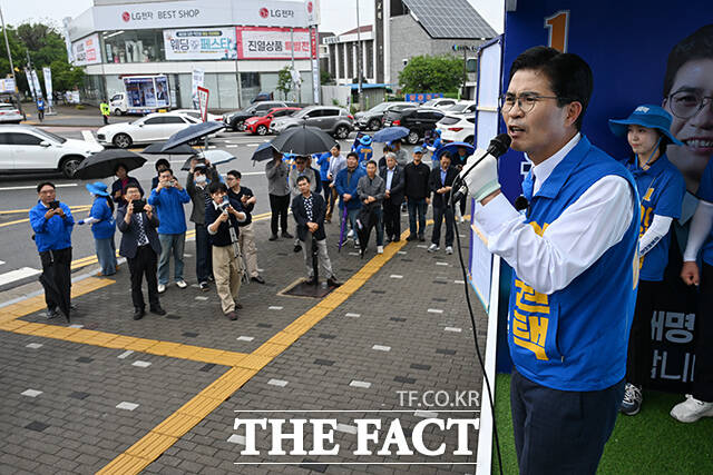 이원택 더불어민주당 전북특별자치도지사 후보가 21일 오전 전주 덕진구 가련광장 사거리에서 출정식을 열고 지지를 호소하고 있다. /전주=김성렬 기자
