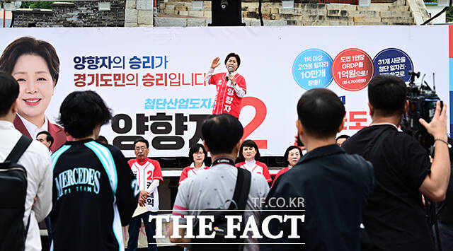 양향자 국민의힘 경기도지사 후보가 6.3 지방선거 공식선거운동 첫날인 21일 오후 경기 수원시 팔달구 남문시장 입구에서 열린 출정식 및 집중유세에 참석해 지지를 호소하고 있다. /수원=임영무 기자