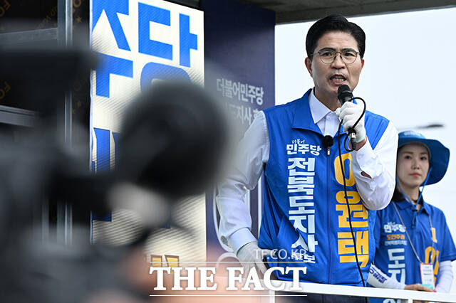 이원택 더불어민주당 전북특별자치도지사 후보가 21일 오전 전주 덕진구 가련광장 사거리에서 출정식을 열고 지지를 호소하고 있다. /전주=김성렬 기자