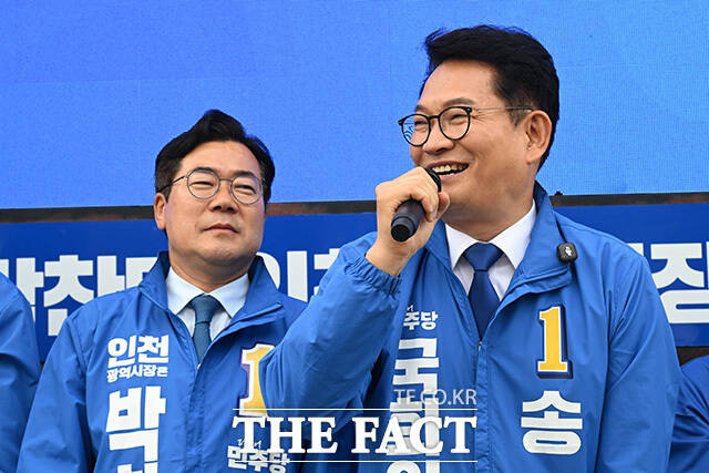 지지 호소하는 박찬대 더불어민주당 인천시장 후보(왼쪽)와 송영길 더불어민주당 연수구갑 재보궐선거 후보.