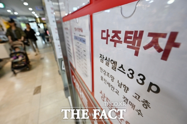 다주택자 양도세 중과 유예 종료를 앞둔 지난달 7일 오후 서울 시내 한 공인중개사 사무소 앞에 다주택자 양도세 관련 안내문이 붙어 있다. /서예원 기자