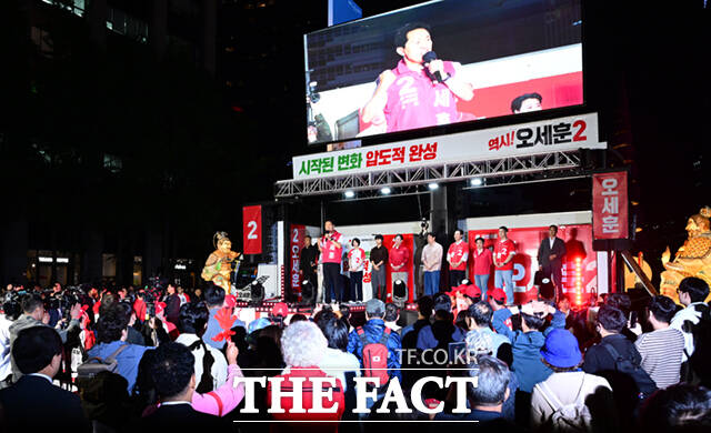 오세훈 국민의힘 서울시장 후보(오른쪽)와 유승민 전 의원이 제9회 전국동시지방선거 공식 선거운동 첫날인 21일 오후 서울 중구 청계광장에서 열린 출정식에서 손을 맞잡고 있다.