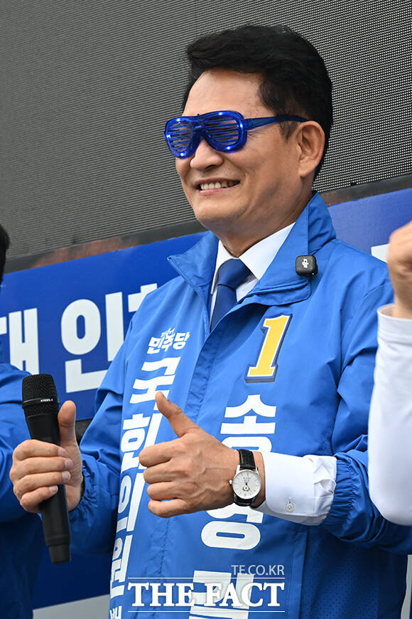 LED 안경 착용한 채 지지 호소하는 송영길 더불어민주당 연수구갑 재보궐선거 후보.