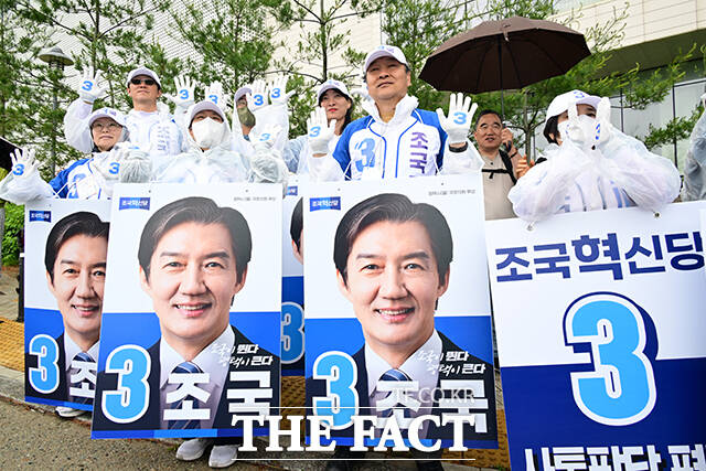 조국 조국혁신당 평택을 국회의원 재선거 후보가 21일 오전 경기 평택시 고덕면 KTX 경기남부역사 예정 부지에서 열린 공식선거운동 출정식에서 지지를 호소하고 있다. /평택=남윤호 기자