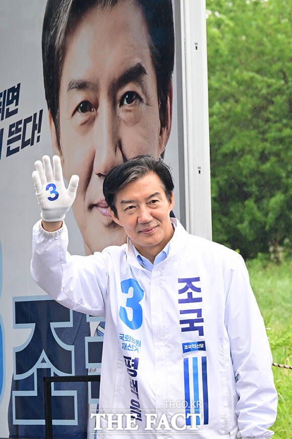 조국 조국혁신당 평택을 국회의원 재선거 후보가 21일 오전 경기 평택시 고덕면 KTX 경기남부역사 예정 부지에서 열린 공식선거운동 출정식에서 지지를 호소하고 있다. /평택=남윤호 기자
