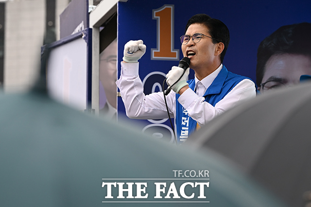 이원택 더불어민주당 전북특별자치도지사 후보가 21일 오전 전주 덕진구 가련광장 사거리에서 출정식을 열고 지지를 호소하고 있다. /전주=김성렬 기자