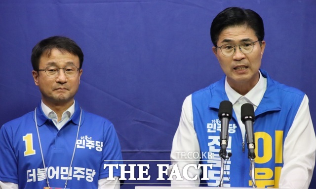 21일 전주시 완산구 효자동3가 전북도의회 브리핑룸에서 이원택 더불어민주당 전북도지사 후보(오른쪽)가 공식 선거운동 첫날을 맞아 제1호 공약인 전북성장공사 설립에 대해 설명하고 있다. 왼쪽은 한병도 더불어민주당 원내대표. /이원택 선거캠프