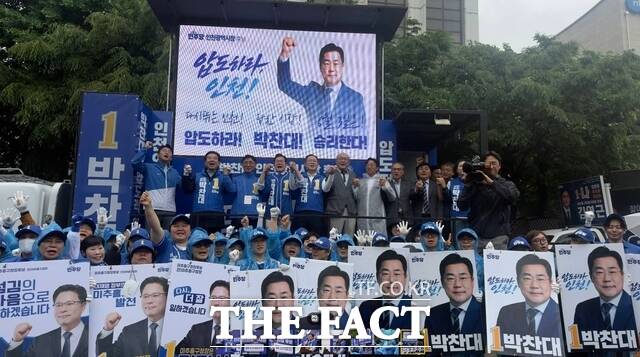 박찬대 인천시장 후보가 21일 인천 민주화운동의 상징인 옛 시민회관 쉼터(시민공원)에서 통합 출정식을 하고 있다. /박찬대 후보 캠프
