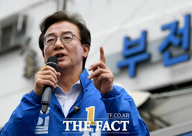 전재수 더불어민주당 부산시장 후보가 21일 오후 부산 진구 부전역에서 출정식을 열고 지지를 호소하고 있다. /부산=박상민 기자