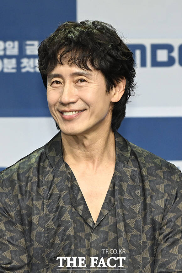 세 주연 배우가 손을 흔들고 있다.