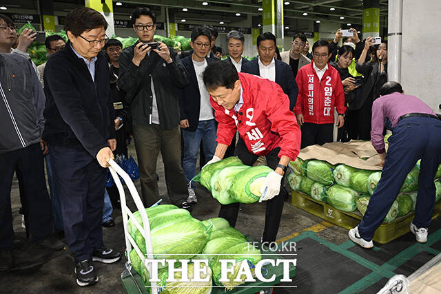 오 후보가 시장 상인과 악수를 하고 있다.