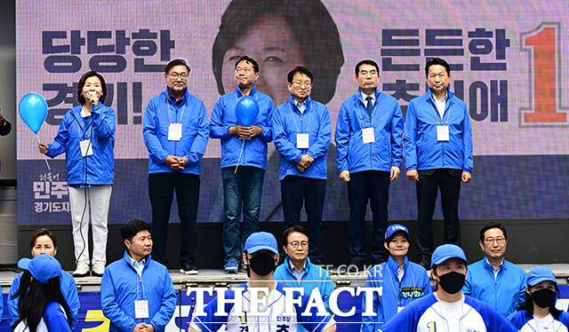 이수진 더불어민주당 의원(왼쪽)이 6.3 지방선거 공식선거운동 첫날인 21일 오전 경기 성남시 분당 서현역 앞에서 열린 추미애 후보 출정식에서 참석해 지지를 호소하고 있다. /성남=임영무 기자