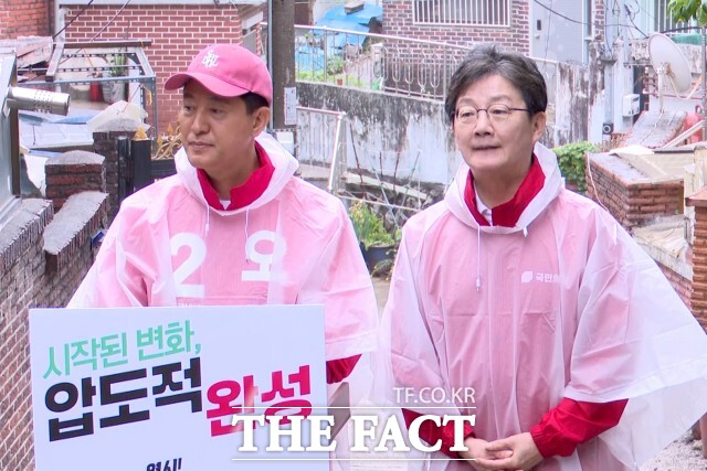 오세훈 국민의힘 서울시장 후보가 21일 오전 서울 강북구 미아동에서 유승민 전 의원과 함께하며 출정 대시민 메시지를 전하고 있다. /삼양동=김민지 기자