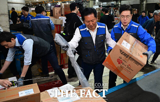 정청래 더불어민주당 대표와 정원오 서울시장 후보, 문종철 광진구청장 후보(왼쪽부터)가 제9회 전국동시지방선거 공식 선거운동 시작일인 21일 0시 서울 광진구 동서울우편집중국을 찾아 택배 물류 작업을 하고 있다. /이새롬 기자