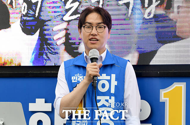 하정우 더불어민주당 부산 북구갑 국회의원 후보가 21일 오전 부산 북구 구포대교 사거리에서 출정식을 열고 발언하고 있다. /부산=박상민 기자