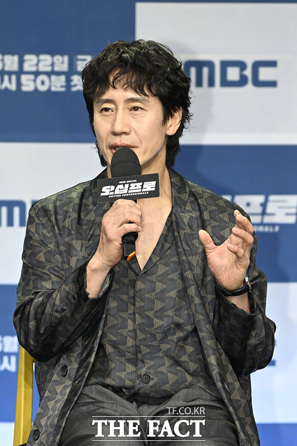 한동화 감독과 배우 이학주, 허성태, 오정세, 신하균, 김신록(왼쪽부터)이 포즈를 취하고 있다.