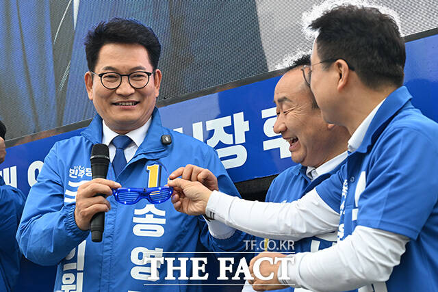 LED 안경 건네받은 송 후보.