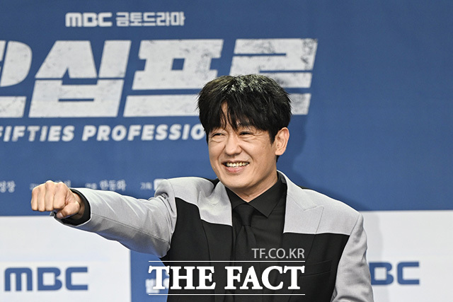 세 주연 배우가 손을 흔들고 있다.