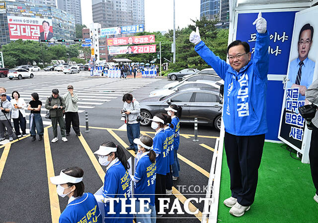 김부겸 더불어민주당 대구시장 후보가 21일 오전 대구 수성구 범어네거리에서 시민들에게 아침 인사를 하고 있다. /대구=박헌우 기자