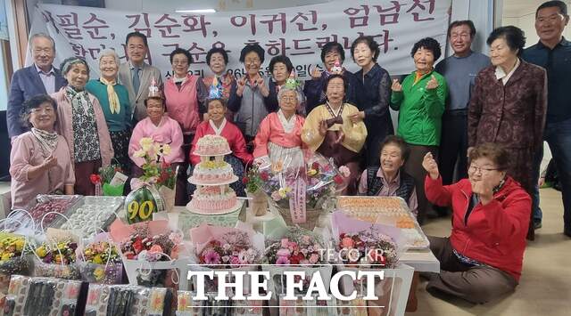 20일 대구시 군위군 삼산2리 경로당에서 이 마을 이필순·김순화·이귀선·엄남선 어르신의 합동 구순잔치가 열려 효(孝)의 가치와 이웃 간 정을 다시 확인하는 뜻깊은 시간이 됐다. /군위군