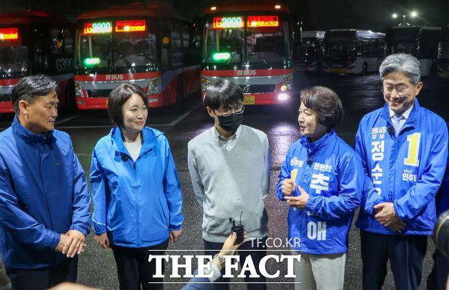 21일 공식 선거운동 첫 일정으로 의왕 월암공영차고지를 찾은 더불어민주당 추미애 경기도지사 후보가 김영진·이소영 국회의원, 정순욱 의왕시장 후보 등과 이야기를 나누고 있다. /추추선대위