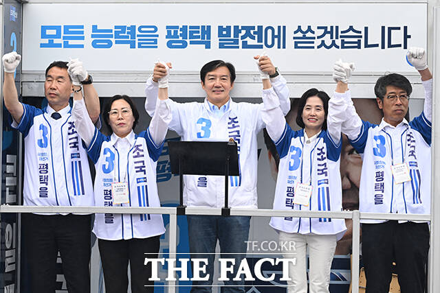 유세 발언에 앞서 운전자들에게 인사하며 악수 청하는 조국 후보.
