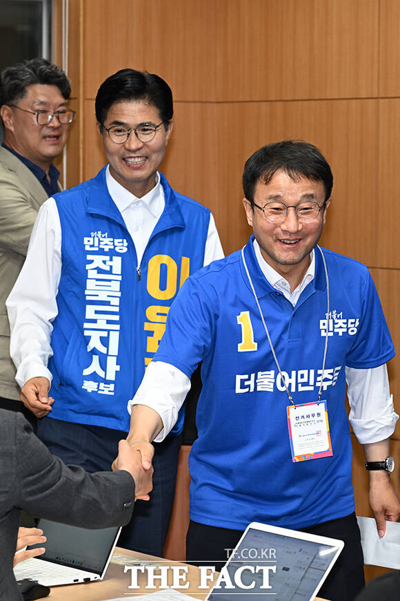 이원택 더불어민주당 전북특별자치도지사 후보가 21일 오후 전북도 전주 완산구 전북특별자치도의회에서 열린 기자회견에 참석해 공약발표를 한 뒤 취재진의 질의에 답변하고 있다. /전주=김성렬 기자
