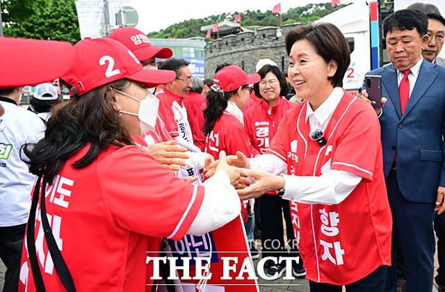 양향자 국민의힘 경기도지사 후보가 6.3 지방선거 공식선거운동 첫날인 21일 오후 경기 수원시 팔달구 남문시장 입구에서 열린 출정식 및 집중유세에 참석해 지지를 호소하고 있다. /수원=임영무 기자