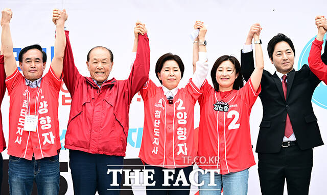 양향자 국민의힘 경기도지사 후보가 6.3 지방선거 공식선거운동 첫날인 21일 오후 경기 수원시 팔달구 남문시장 입구에서 열린 출정식 및 집중유세에 참석해 지지를 호소하고 있다. /수원=임영무 기자